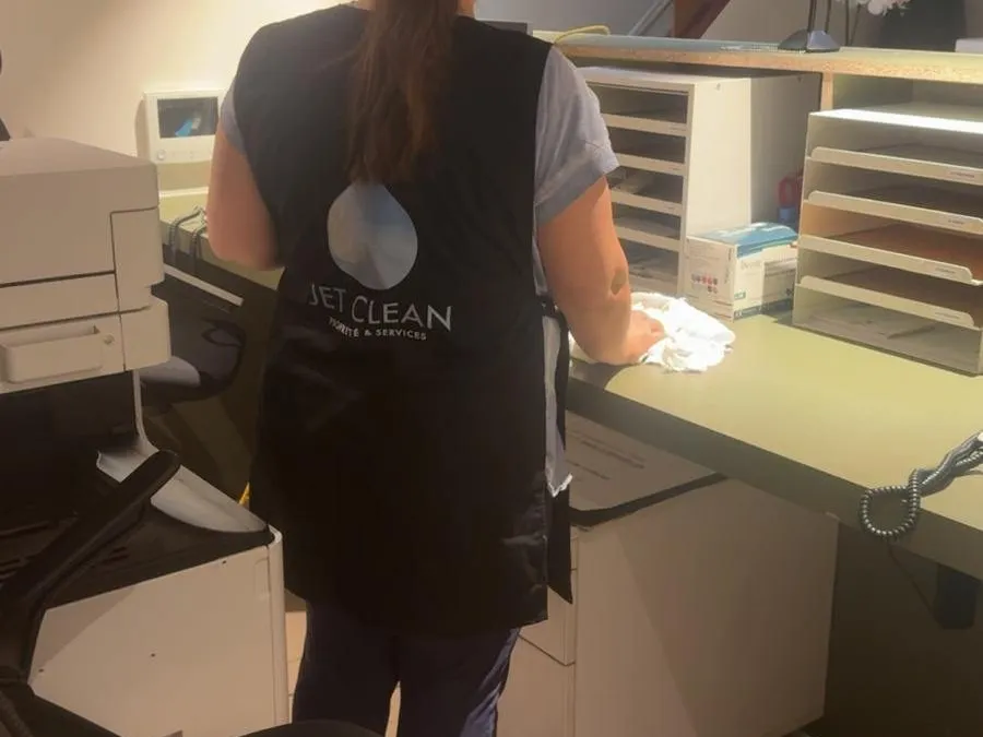 Intervenante Jet Clean nettoyant un bureau